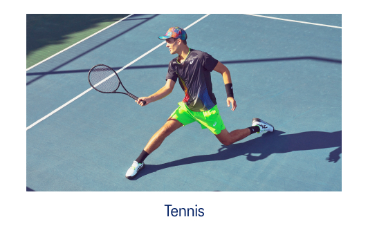 tennissen op een tennisbaan